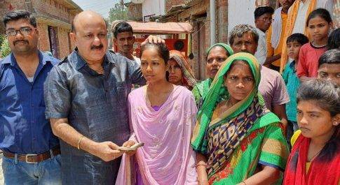लखीमपुर खीरी| पलिया विधायक रोमी साहनी ने गरीब बिटिया वर्षा राठौर की शादी मे दिए पच्चीस हजार रुपए