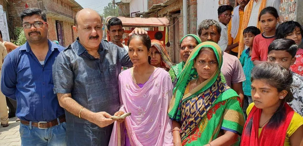 लखीमपुर खीरी| पलिया विधायक रोमी साहनी ने गरीब बिटिया वर्षा राठौर की शादी मे दिए पच्चीस हजार रुपए