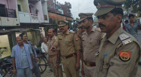 सिद्धार्थनगर। खेसरहा पुलिस द्वारा बेलौहा कस्बे से हटवाया गया अतिक्रमण।