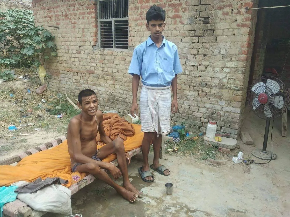 सिद्धार्थनगर। अनाथ नाबालिक करा रहा बिकलांग बड़े भाई का ईलाज, सरकारी मदद की दरकार।