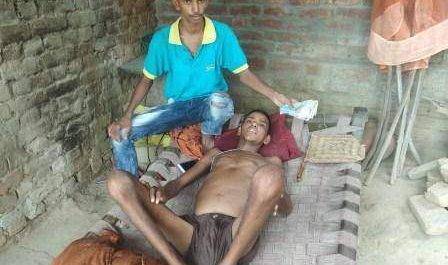 सिद्धार्थनगर। बेखौफ खबर की खबर का हुआ असर, सर्वेश की मदद में कई हाथ आगे बढे, सरकारी मदद से है वंचिन 