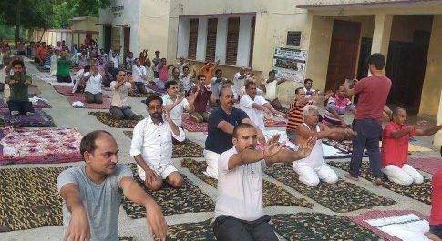 सिद्धार्थनगर। आज है 21 जून विश्व योग दिवस, पूरे विश्व में बज रहा योग का डंका, पूरे जिले में लगी योगा क्लास।