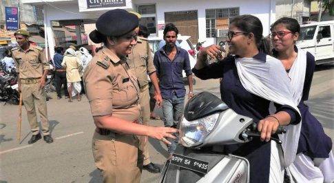 लखीमपुर खीरी| एसपी ने खुद चेक किए वाहन कई काटे चालान