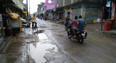 महराजगंज। बारिश की बूंदों ने गर्मी से दिलाई राहत, सड़कों के गड्ढों में जमा हुआ पानी