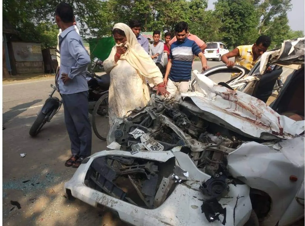 लखीमपुर खीरी| नेशनल हाईवे 730 पर खड़ी क्रेन में आल्टो कर घुसी दो की मौत 4 घायल