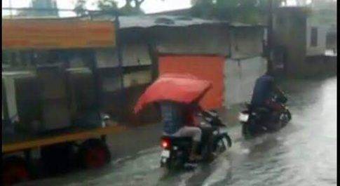 महराजगंज। बारिश के कारण सड़कों पर भरा गंदा पानी