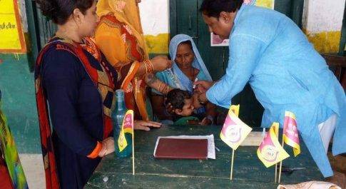 महराजगंज। शाहाबाद ग्राम प्रधान प्रतिनिधि द्वारा पोलियो खूराक पिलाकर किया गया पल्स पोलियो अभियान की शुरुआत
