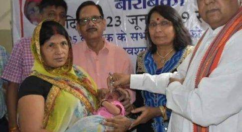 बाराबंकी। महिला चिकित्सालय में बच्चों को ड्रॉप पिलाकर किया शुभारम्भ 