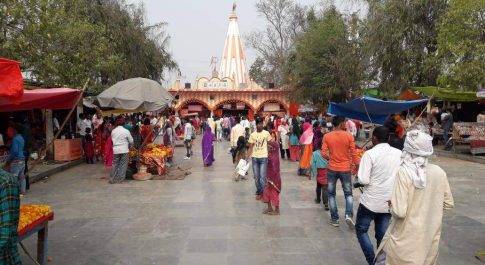 महराजगंज। लेहड़ा दुर्गा मंदिर पर चोरी करते पकड़ी गयी महिलाएं