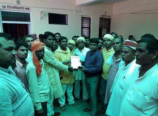 महराजगंज। धुरिया गोंड समाज ने जाति प्रमाण पत्र की मांग को लेकर दिया ज्ञापन