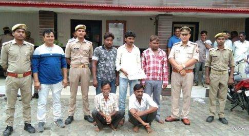 लखीमपुर खीरी| मोहम्मदी में चल रहे सट्टा कारोबारियों पर दबिश के दौरान पाँच अभियुक्तों गिरफ्तार