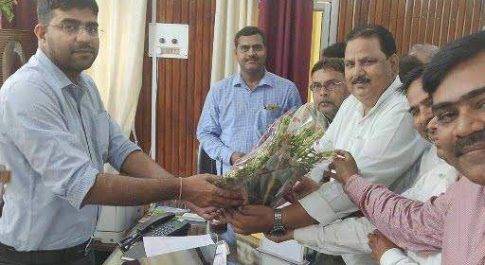 सिद्धार्थनगर। उत्तरप्रदेशीय प्राथमिक शिक्षक संघ के प्रतिनिधिमंडल ने डी एम से की भेंट।