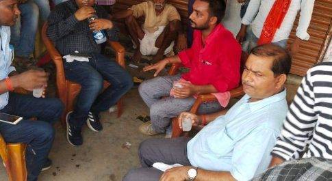 महराजगंज। विधुत चेकिंग के दौरान अनियमितता पाये जाने पर ग्रामीण भड़के