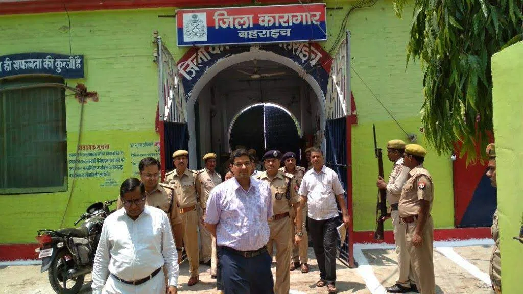 जनपद न्यायाधीश, डीएम व एसपी ने किया जिला कारागार का निरीक्षण
