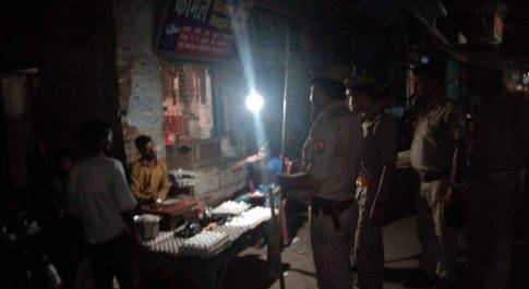 लखीमपुर खीरी| सुरक्षा व्यवस्था के मद्देनजर कस्बा खीरी चौकी इंचार्ज अनेक पाल सिंह ने पर्याप्त पुलिस बल के साथ किया गश्त।