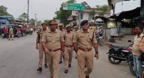 लखीमपुर खीरी| सीओ प्रदीप कुमार सिंह ने फोर्स के साथ कस्बे में किया पैदल गस्त