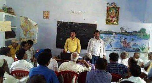 सिद्धार्थनगर। यू डाइस और विद्यालय संचालन को लेकर बी आर सी खेसरहा पर बी ई ओ ने बुलाई मीटिंग।