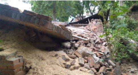 लखीमपुर खीरी| पुराना जर्जर मकान अचनाक भरभराकर पूरा ढह गया घर के लोग बाल बाल बचे