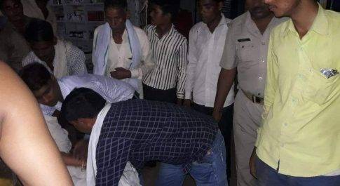 लखीमपुर खीरी| ट्रक की लाइट लगने से बाइक सवार अनियंत्रित होकर कई मीटर घिसटता रहा