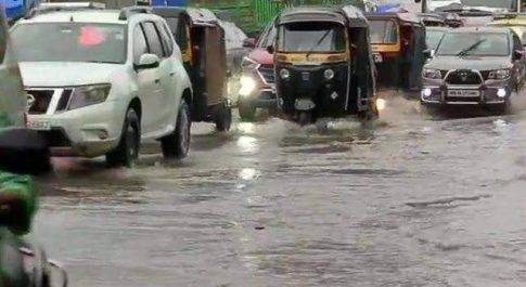 बारिश के कारण मुंबई के लोगों का जीवन अस्त-व्यस्त, लोकल ट्रेनें सुविधाएं हो सकती है बाधित 