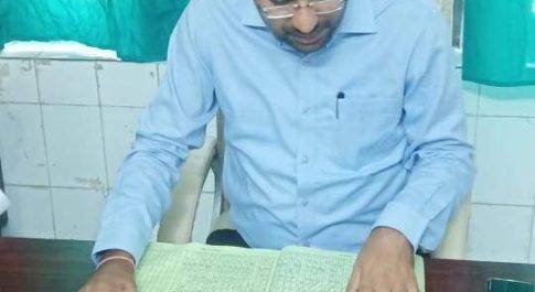 सिद्धार्थनगर। जिलाधिकारी दीपक मीणा ने सामुदायिक स्वास्थ्य केन्द्र, उसका बाजार का औचक निरीक्षण किया।