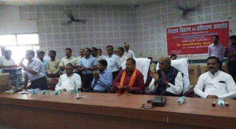 सिद्धार्थनगर। लेखपालों को वितरित किया गया लैपटॉप।
