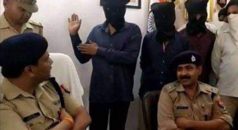 शुगर मिल में जाँच करने पहुंचे 16 फर्जी सीबीआई अधिकारियों को मिल स्टाफ़ ने पकड़ कर किया पुलिस के हवाले 