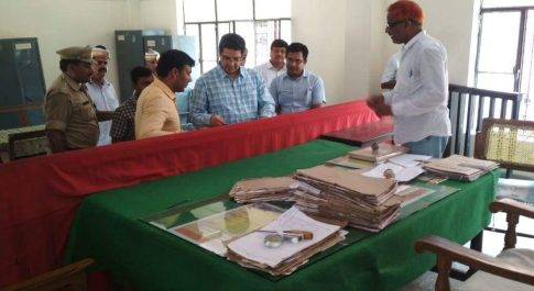 तहसील नानपारा व ब्लाक बलहा का डीएम ने किया निरीक्षण