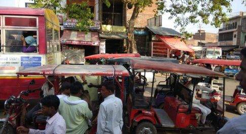 बैटरी रिक्शा संचालकों के आगे प्रशासन बेबस