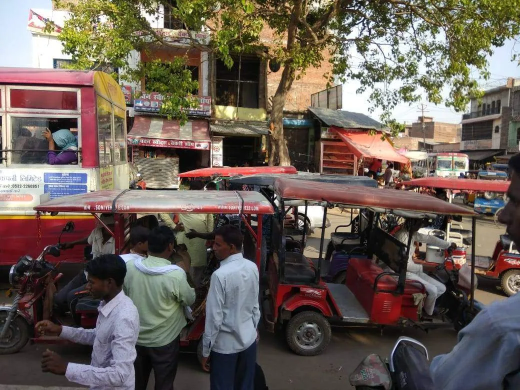 बैटरी रिक्शा संचालकों के आगे प्रशासन बेबस