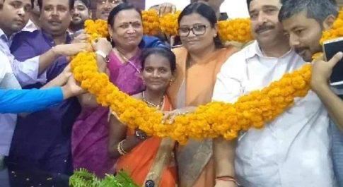 लखीमपुर खीरी| धौराहरा सांसद रेखा अरुण वर्मा ने काशीराम आवास योजना के लाभार्थियों को वितरित की आवास की चाबियां