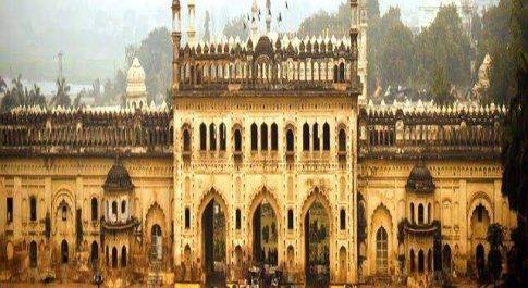 बदन-दिखाऊ कपड़े पहनने वाली महिलाओं को लखनऊ के इमामबाड़ों में प्रवेश की इजाजत नहीं 