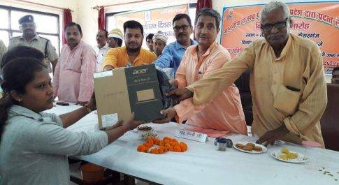 सहकारिता मंत्री ने लेखपालों को किया लैपटाप वितरण,आपदा पीड़ित 16 व्यक्तियों को प्रदान किये चेक