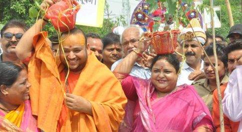 जागरण परिवार की ओर से शाही अंदाज में निकाली गयी पौध बारात