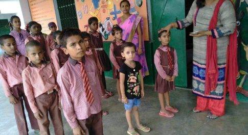 शैक्षिक सत्र के पहले दिन रोली टीका लगाकर बच्चों का किया गया स्वागत