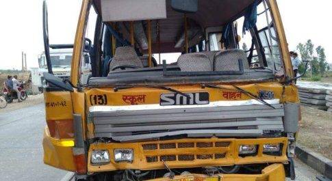 कंटेनर ने स्कूल बस को पीछे से मारी टक्कर 19 से ज्यादा घायल