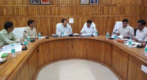 विकास कार्याें की समीक्षा के लिए डीएम की अध्यक्षता में सम्पन्न हुई बैठक