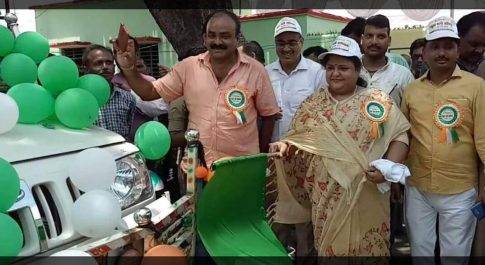बेसिक शिक्षा मंत्री के हाथों पुस्तक, ड्रेस, जूता-मोजा पाकर खिल उठे बच्चों के चेहरे