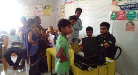 महराजगंज। सीएचसी बृजमनगंज मे कैंप लगाकर गोल्डेन कार्ड बनाया गया