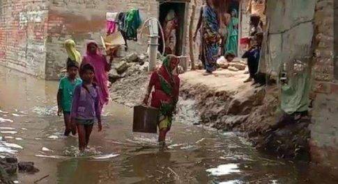 पहली ही बारिश में सड़कें हुई जलमग्न