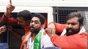 विरोध प्रदर्शन कर रहे यूथ कांग्रेस के कार्यकर्ता को पुलिस ने लिया हिरासत में