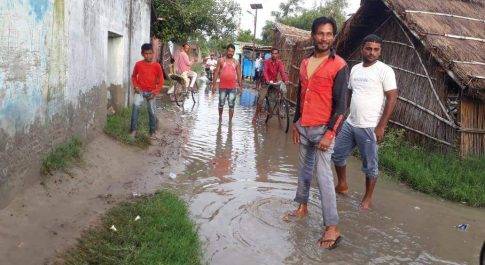 लखीमपुर खीरी| सरकार की मंशा पर पानी फिरा ग्राम सभा गदनिया मे थोड़ी वर्षा में जल भराव की समस्या