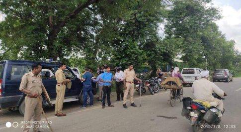 लखीमपुर खीरी| थाना प्रभारी अजय कुमार रॉय ने चलाया संघन वाहन चेकिंग अभियान कई वाहन का किया चालान
