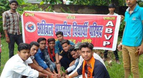 लखीमपुर खीरी| अखिल भारतीय विद्यार्थी परिषद ने 70 वां स्थापना दिवस धूमधाम से मनाया व वृक्षारोपण भी किया गया