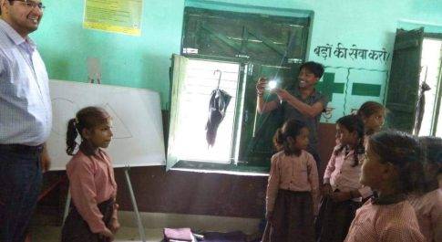 प्राथमिक विद्यालय रूपईडीहा गाॅव का डीएम ने किया निरीक्षण,डीएम के हाथों ड्रेस पाकर प्रसन्न हुए बच्चे