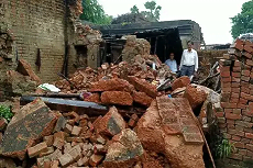 भारी बारिश से मकान की छत गिरी, मां के साथ 2 बच्चों की दबकर हुई मौत