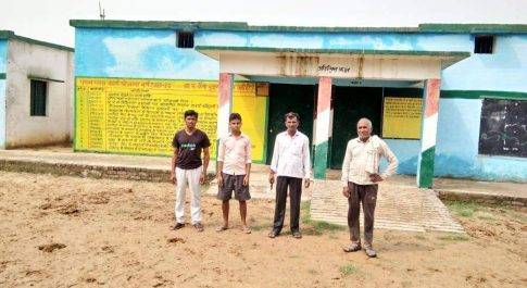 लखीमपुर खीरी| कई घंटे देरी से पहुंची रही है कैमा बुजुर्ग प्राथमिक विद्यालय की प्रधानाध्यापिका