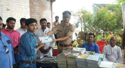 विजित फाउंडेशन ने बच्चों को निशुल्क बांटी कॉपी किताबें