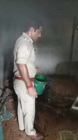 फतेहपुर। अराजक तत्वों ने 5 इंच की दीवार तोड़कर लगाई आग, पुलिस की सूझबूझ से पाया गया काबू