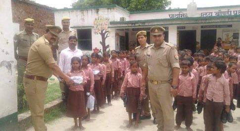 छात्र-छात्राओं को वितरित किए गए जूते मोजे